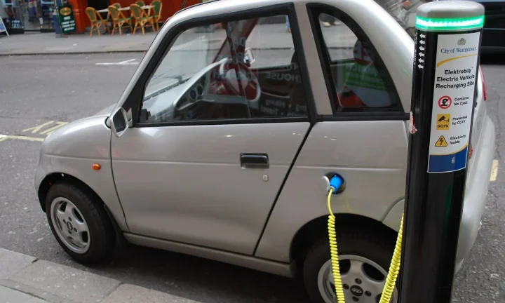 Voiture électrique réelle photographiée près d’une borne de recharge pour « Maximiser l’autonomie de sa VE en Belgique: Techniques de conduite et recharge »