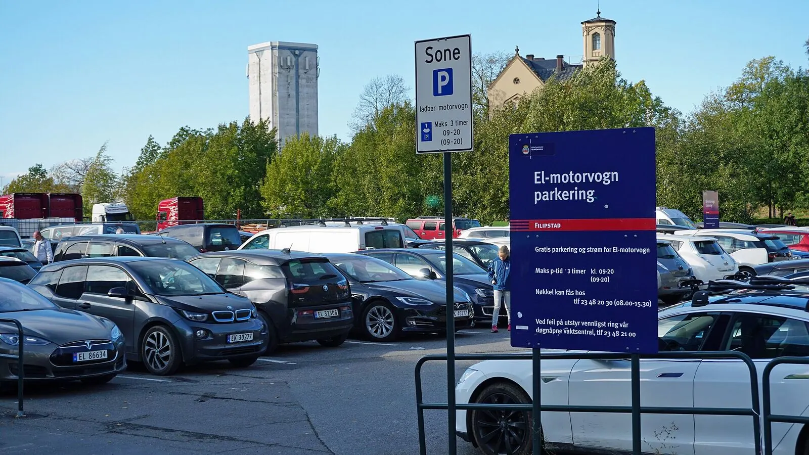 Voitures réelles photographiées dans un contexte de vente automobile pour « Les meilleures banques et organismes de crédit auto en Belgique »