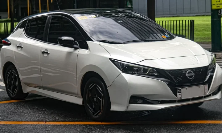 Voiture électrique réelle photographiée en extérieur pour « Les Meilleures Voitures Électriques Abordables en Belgique »