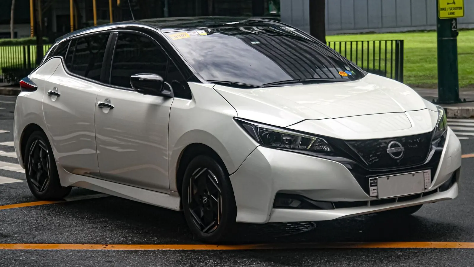 Voiture électrique réelle photographiée en extérieur pour « Les Meilleures Voitures Électriques Abordables en Belgique »