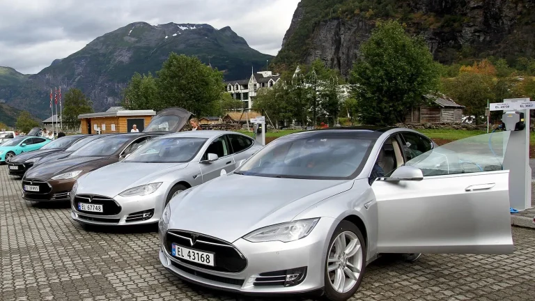 Voiture électrique réelle photographiée en extérieur pour « Les Meilleures Voitures Hybrides d’Occasion à Acheter en Belgique en 2024 »