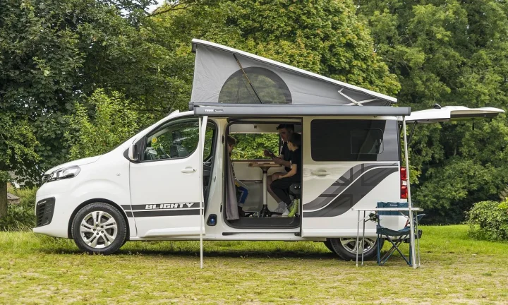 Camping-car réel photographié sur la route ou en stationnement pour « Les Meilleurs Campings pour Camping-cars en Flandre : Votre Itinéraire Idéal »