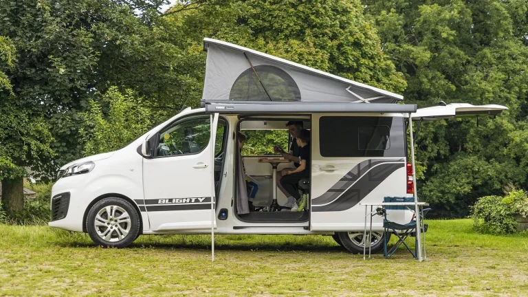 Camping-car réel photographié sur la route ou en stationnement pour « Les Meilleurs Campings pour Camping-cars en Flandre : Votre Itinéraire Idéal »