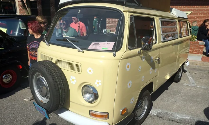 Camping-car réel photographié sur la route ou en stationnement pour « Les meilleurs campings pour camping-cars en Belgique : Confort et services »