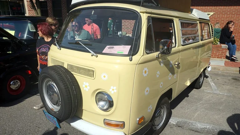Camping-car réel photographié sur la route ou en stationnement pour « Les meilleurs campings pour camping-cars en Belgique : Confort et services »