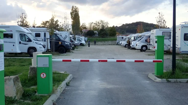 Camping-car réel photographié sur la route ou en stationnement pour « Les meilleurs sites d’annonces pour camping-cars en Belgique »