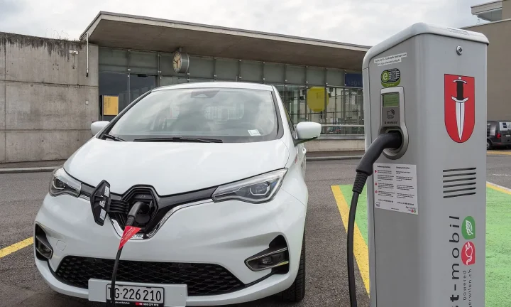 Voiture électrique réelle photographiée en extérieur pour « Les Meilleurs Véhicules Électriques « Premium » en Belgique »