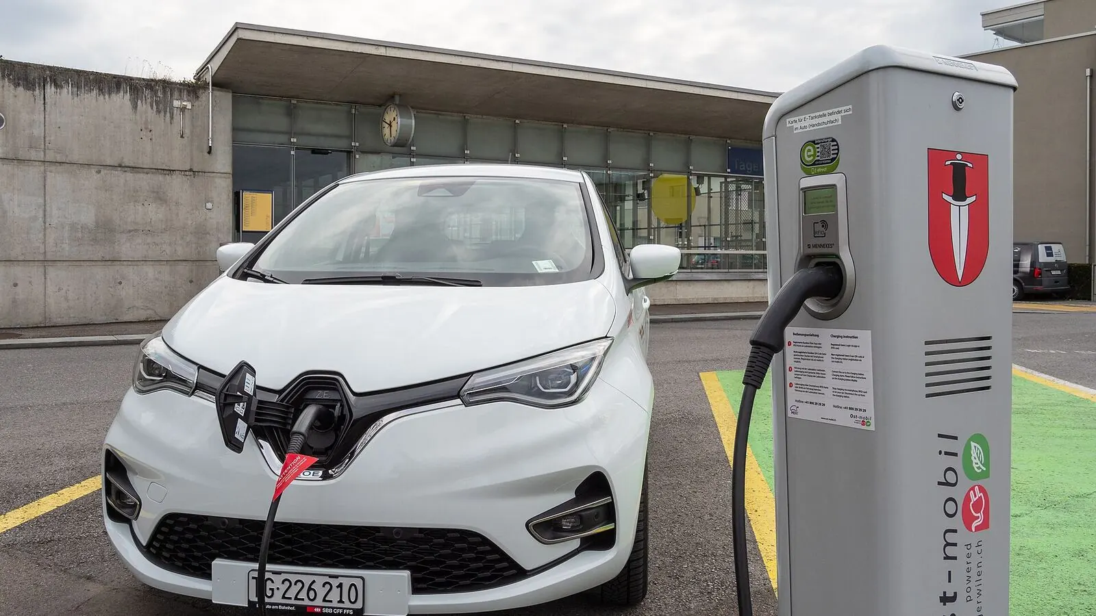 Voiture électrique réelle photographiée en extérieur pour « Les Meilleurs Véhicules Électriques « Premium » en Belgique »