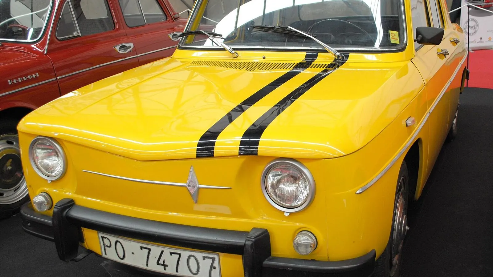 Voiture réelle photographiée en extérieur pour « Mentions légales »