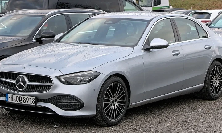 Mercedes-Benz Classe C W206 photographiée de trois quarts avant