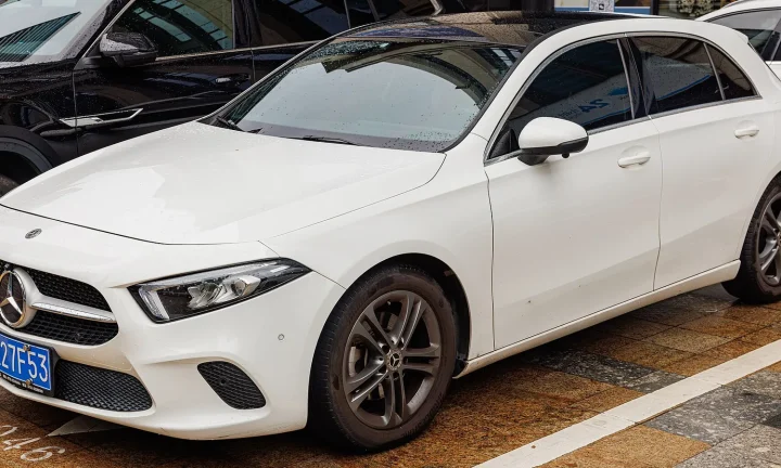 Photo réelle du modèle Mercedes-Benz Classe A en extérieur