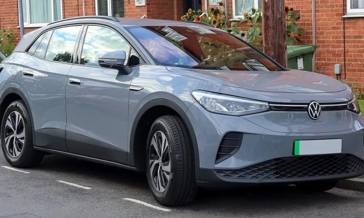 Voiture électrique réelle photographiée en extérieur pour « L’Impact des Conditions Météorologiques Belges sur l’Autonomie des VE »