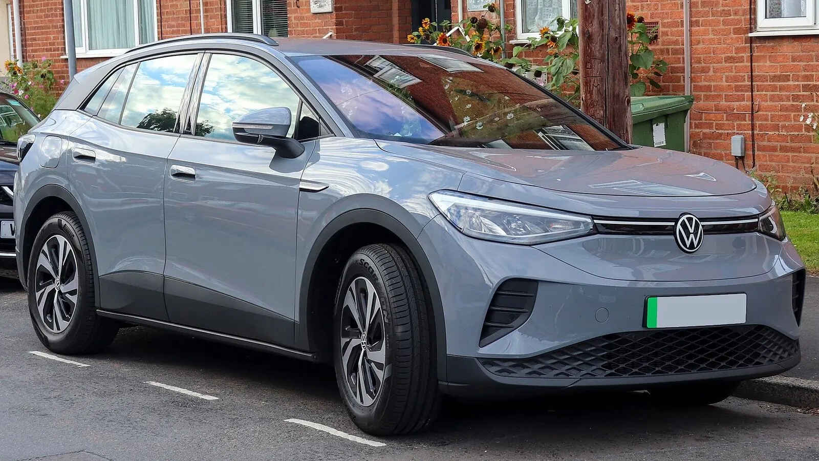 Voiture électrique réelle photographiée en extérieur pour « L’Impact des Conditions Météorologiques Belges sur l’Autonomie des VE »