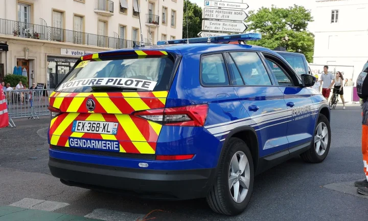 Voiture réelle photographiée en extérieur pour « Le microcrédit pour petits budgets camping-car en Belgique »