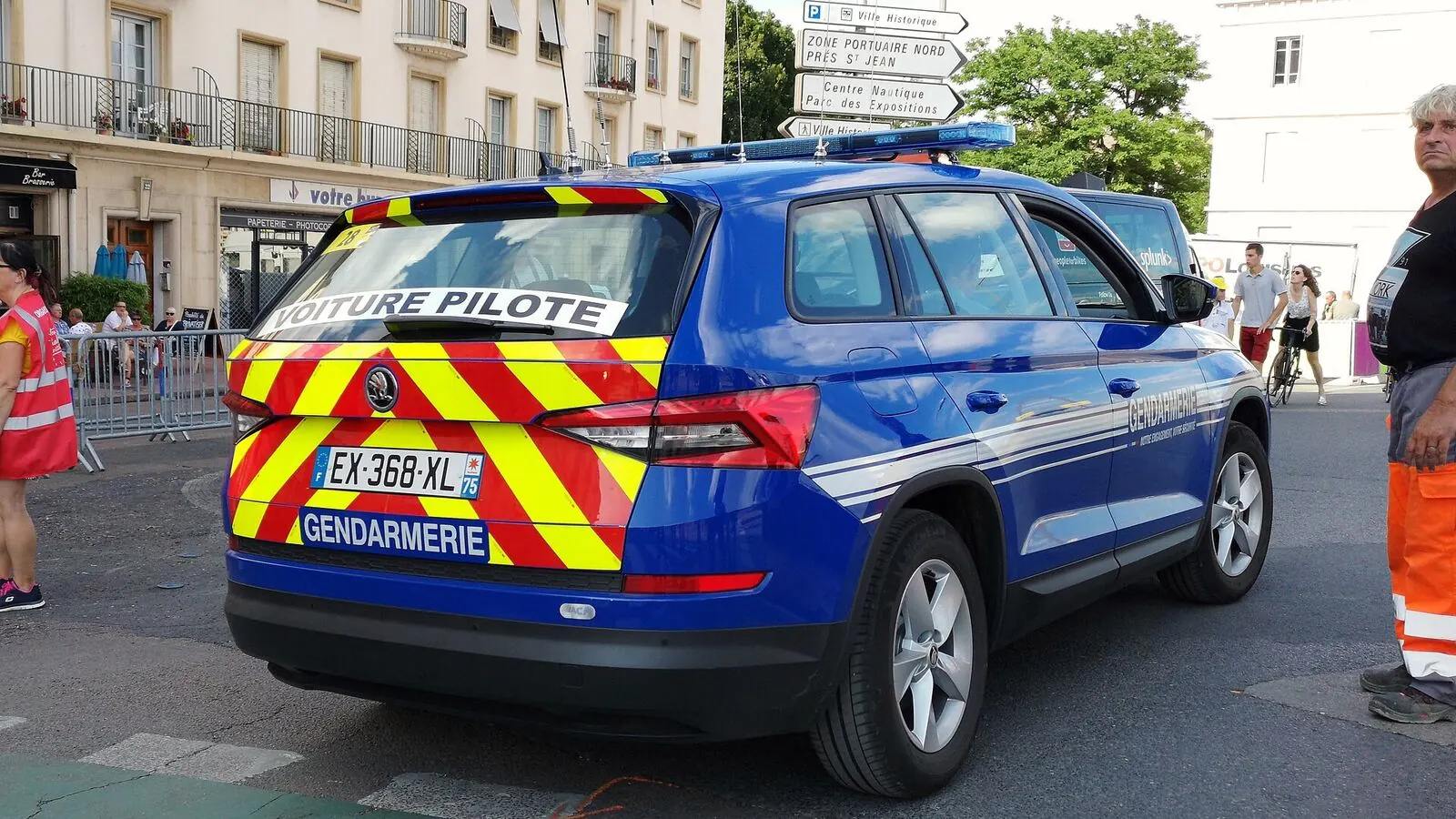 Voiture réelle photographiée en extérieur pour « Le microcrédit pour petits budgets camping-car en Belgique »