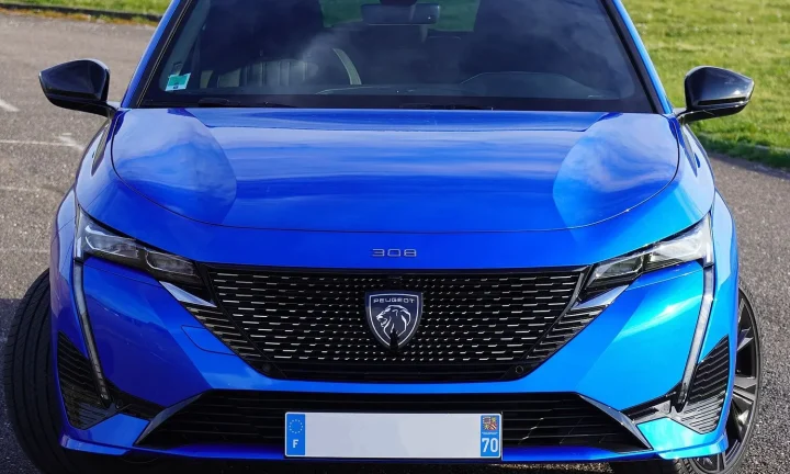 Voiture réelle photographiée en extérieur pour « Mini-omnium ou omnium complète : que choisir ? »