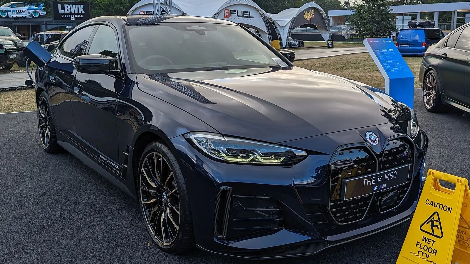 Voiture électrique réelle photographiée en extérieur pour « Les Mises à Jour Logicielles des VE: Importance et Fréquence pour les Conducteurs Belges »