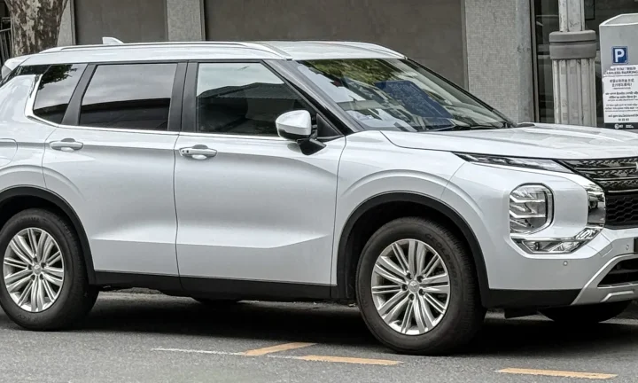 Photo réelle d’une Mitsubishi Outlander illustrant le guide d’achat belge