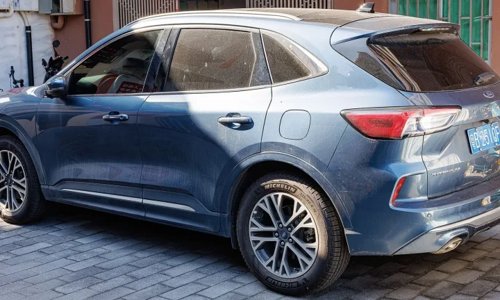 Voiture réelle photographiée en extérieur pour « Mix énergétique belge: quel CO2 réel pour la recharge des VE? »
