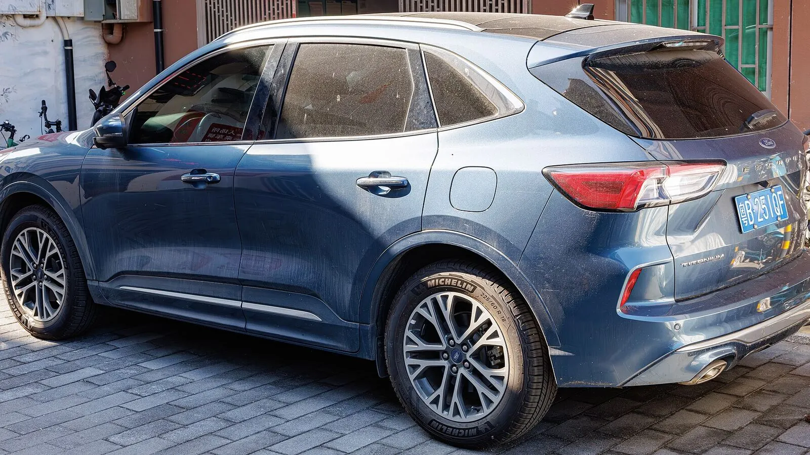 Voiture réelle photographiée en extérieur pour « Mix énergétique belge: quel CO2 réel pour la recharge des VE? »