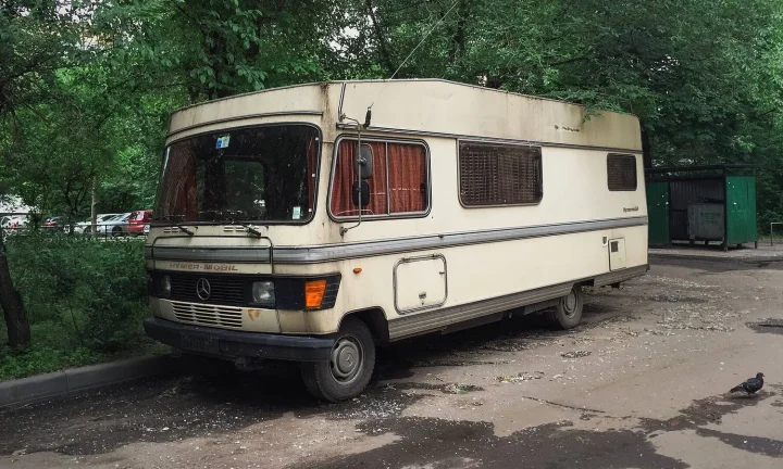 Camping-car réel photographié sur la route ou en stationnement pour « Mobilier Extérieur Pliable et Léger pour Camping-Caristes »