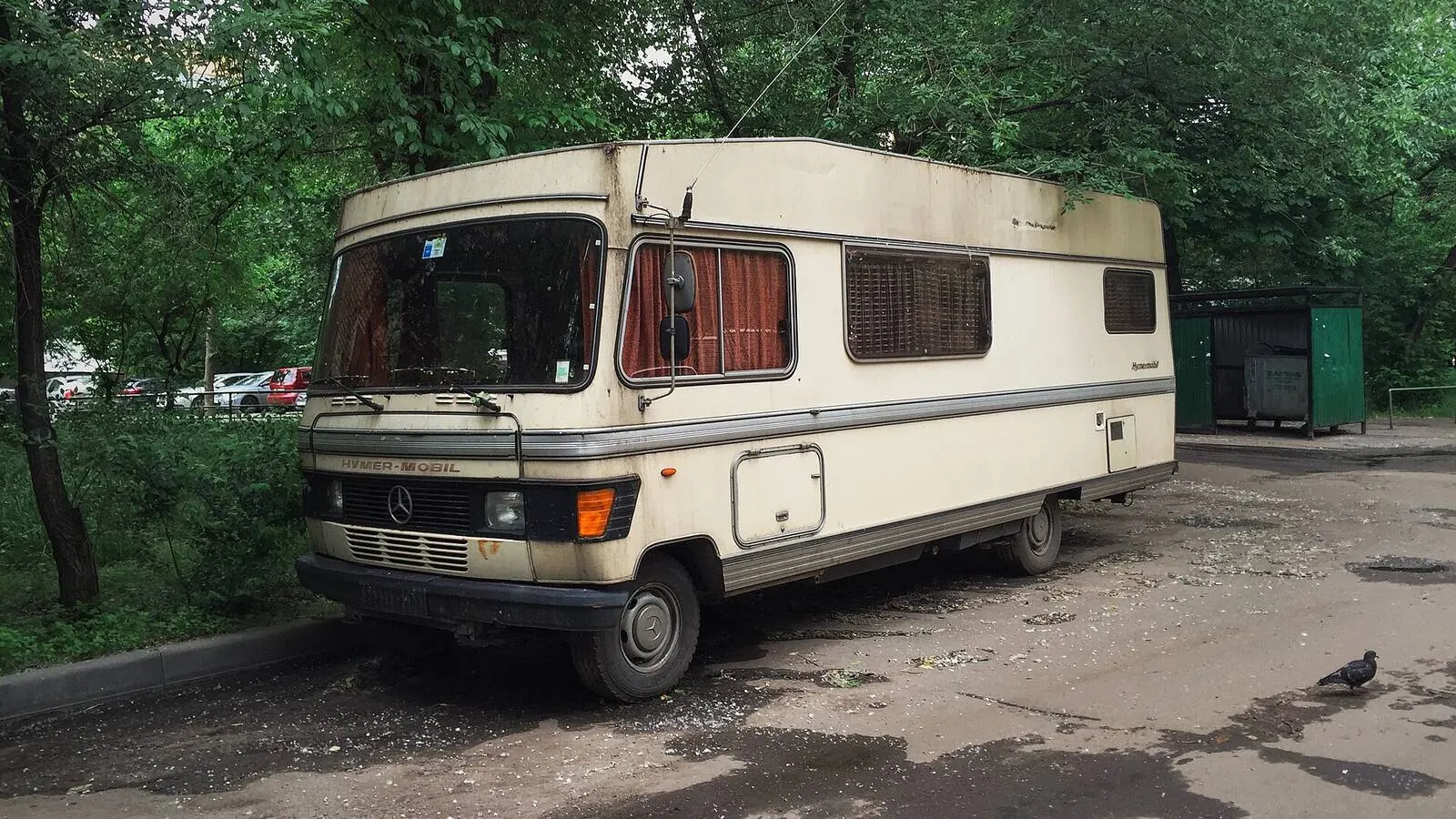 Camping-car réel photographié sur la route ou en stationnement pour « Mobilier Extérieur Pliable et Léger pour Camping-Caristes »