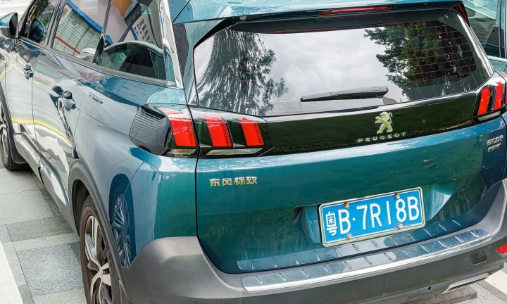 Voiture réelle photographiée en extérieur pour « Mobilité automobile en Belgique : suivre LEZ et recharge sans se tromper »