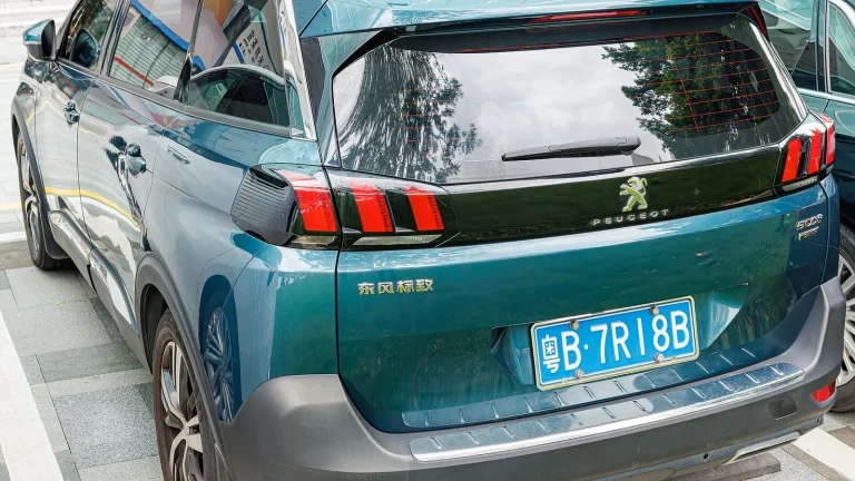 Voiture réelle photographiée en extérieur pour « Mobilité automobile en Belgique : suivre LEZ et recharge sans se tromper »