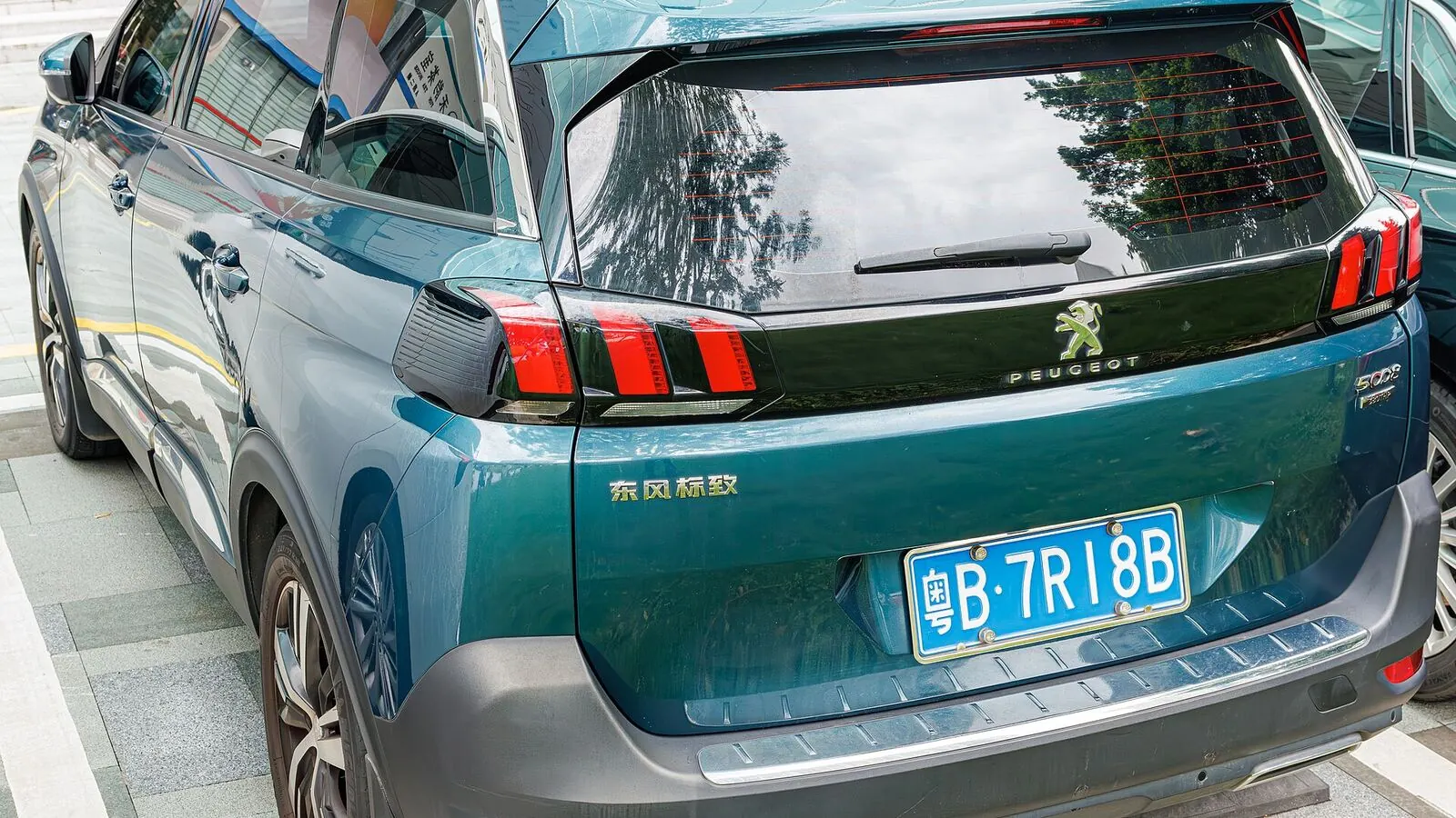 Voiture réelle photographiée en extérieur pour « Mobilité automobile en Belgique : suivre LEZ et recharge sans se tromper »