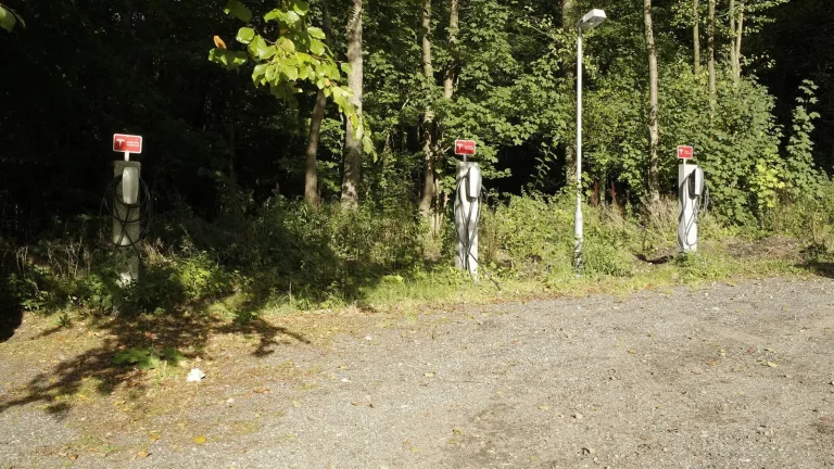 Voiture électrique réelle photographiée près d’une borne de recharge pour « Les modèles de voitures hybrides rechargeables les plus économiques en Belgique »