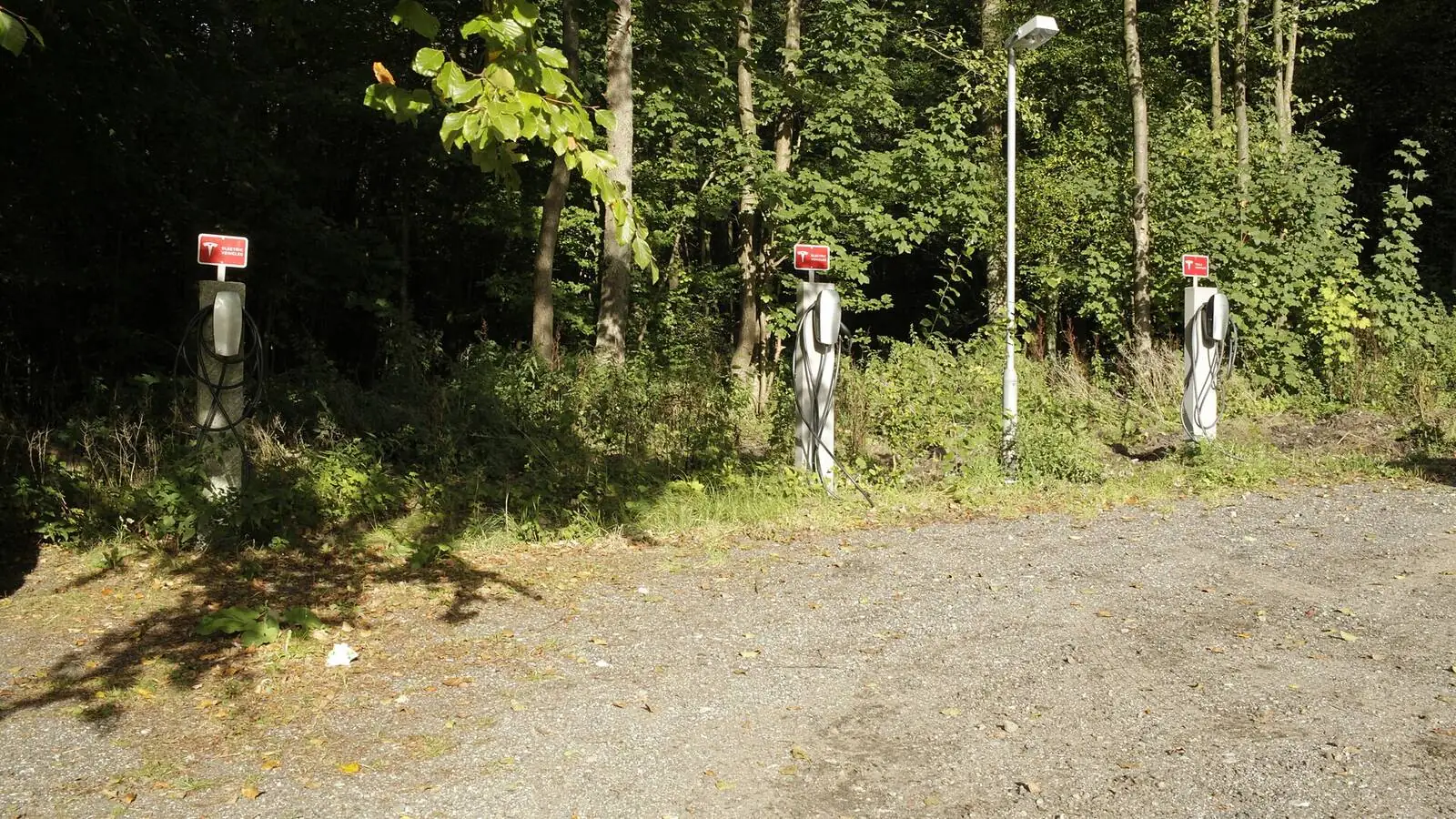 Voiture électrique réelle photographiée près d’une borne de recharge pour « Les modèles de voitures hybrides rechargeables les plus économiques en Belgique »