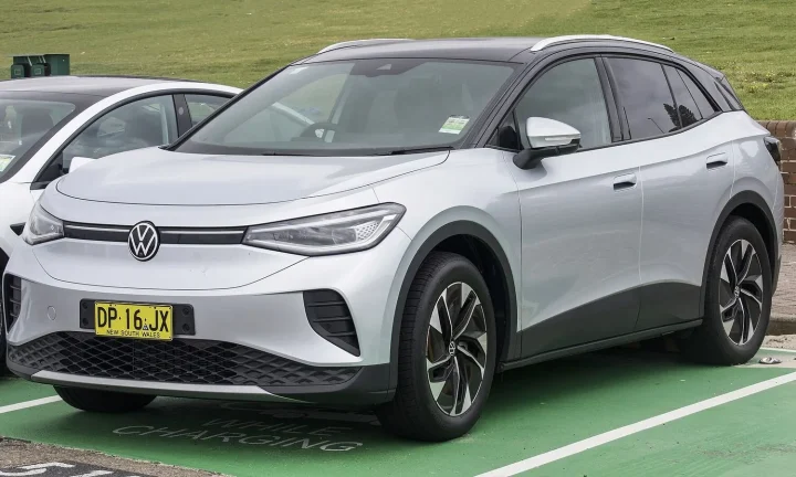 Voiture électrique réelle photographiée en extérieur pour « Comparatif des modèles de VE les plus économiques en Belgique : prix et autonomie »