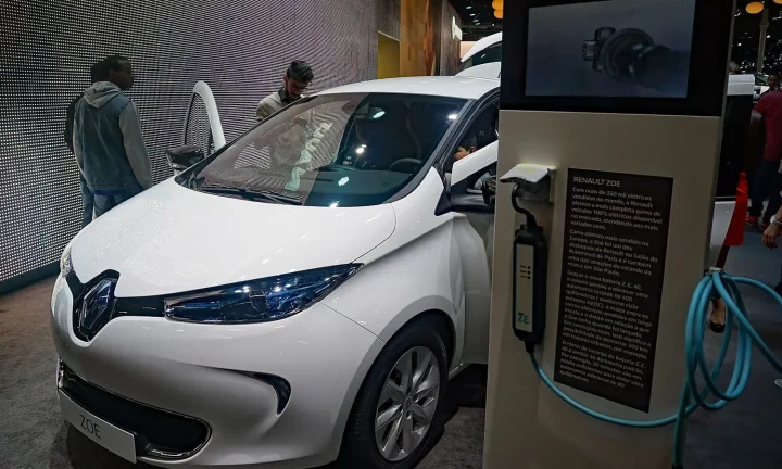Voiture électrique réelle photographiée en extérieur pour « Modèles VE et Subventions en Belgique : Profitez des Aides Régionales »