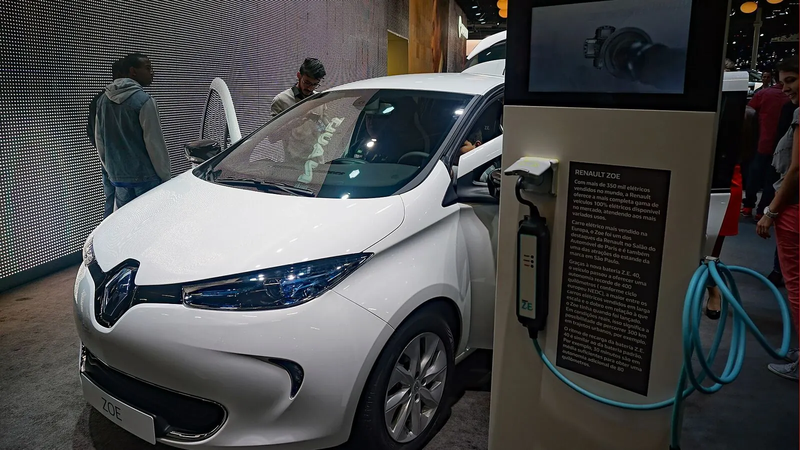 Voiture électrique réelle photographiée en extérieur pour « Modèles VE et Subventions en Belgique : Profitez des Aides Régionales »