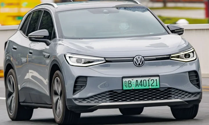 Voiture électrique réelle photographiée en extérieur pour « Les Modes de Conduite des VE : Optimisation de l’Autonomie et de la Performance »