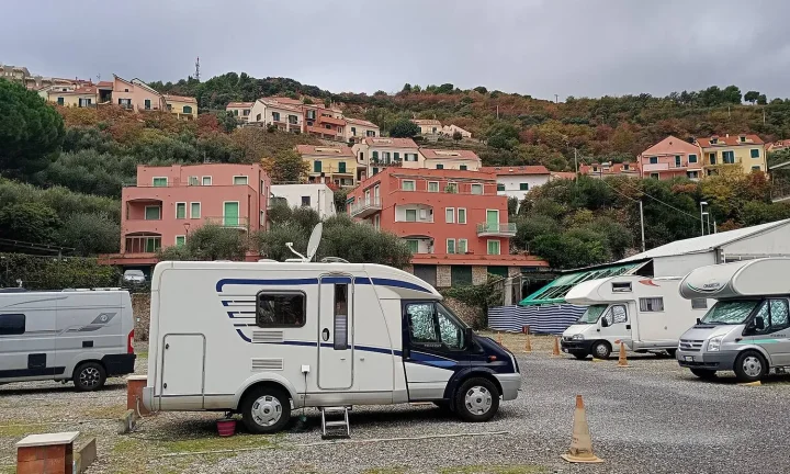 Camping-car réel photographié sur la route ou en stationnement pour « Modification de Carte Grise Camping-car en Belgique : Quand et Comment ? »
