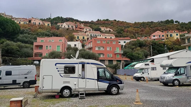 Camping-car réel photographié sur la route ou en stationnement pour « Modification de Carte Grise Camping-car en Belgique : Quand et Comment ? »