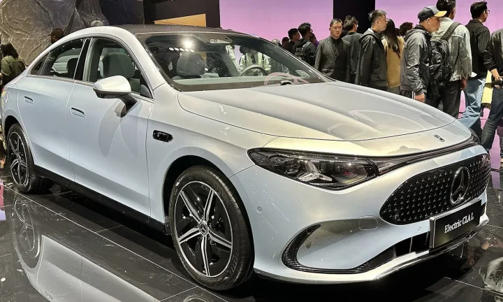 Voiture électrique réelle photographiée en extérieur pour « Modifications Législatives Récentes Impactant la Fiscalité des Flottes VE en Belgique »