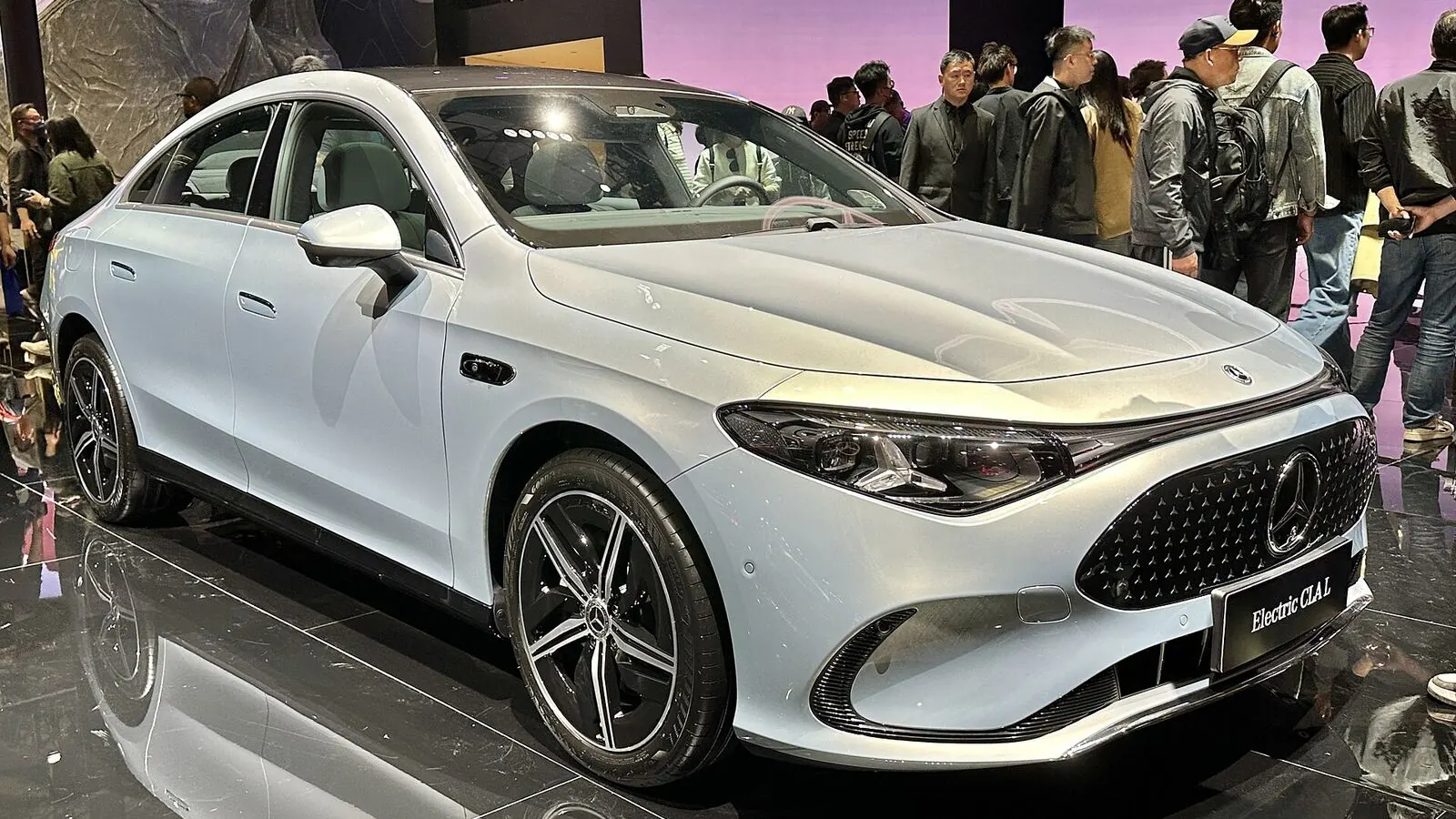 Voiture électrique réelle photographiée en extérieur pour « Modifications Législatives Récentes Impactant la Fiscalité des Flottes VE en Belgique »