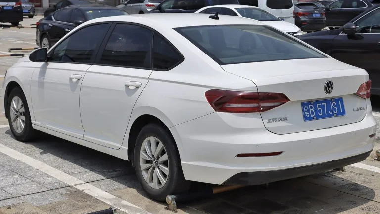 Voiture réelle photographiée en extérieur pour « Moteur, transmission, freins: Comment le kilométrage affecte les composants clés »