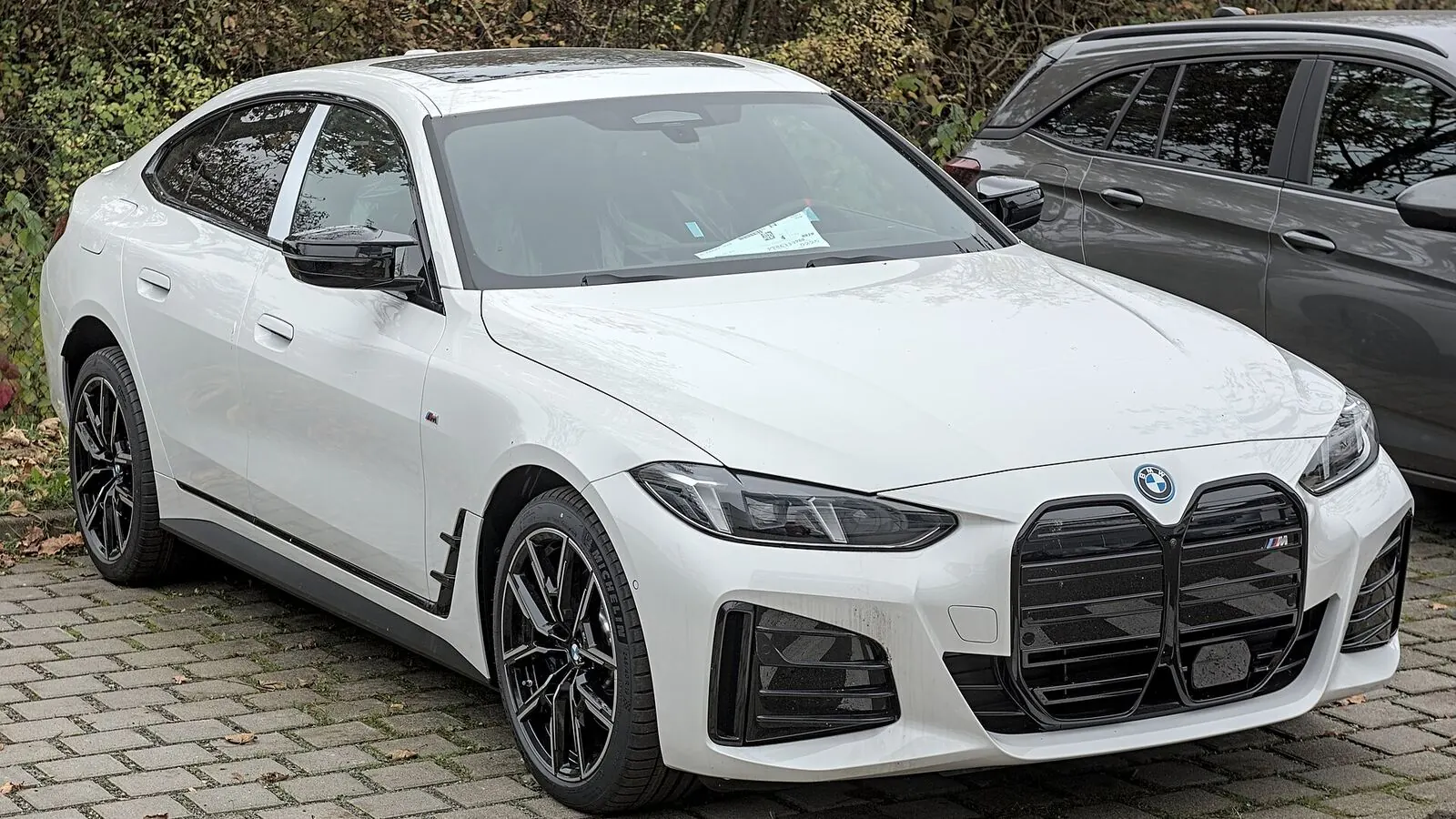 Voiture électrique réelle photographiée en extérieur pour « Mythes et Réalités sur la Dégradation des Batteries de VE en Belgique »