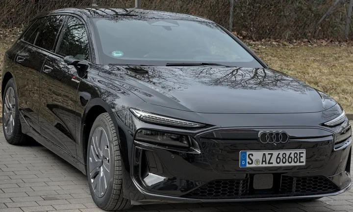 Voiture électrique réelle photographiée en extérieur pour « Mythes et réalités sur l’impact environnemental des VE en Belgique »