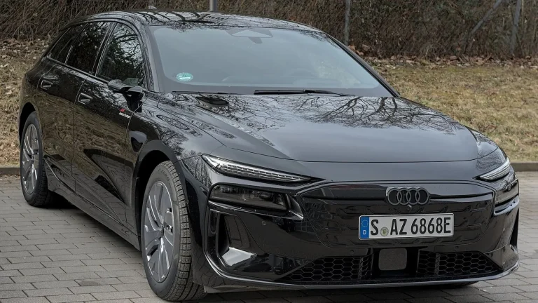 Voiture électrique réelle photographiée en extérieur pour « Mythes et réalités sur l’impact environnemental des VE en Belgique »