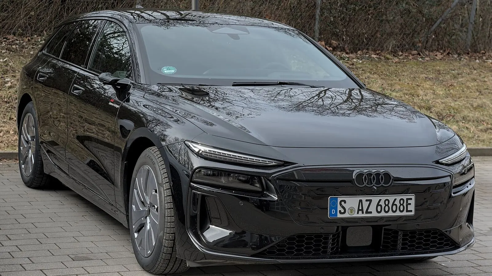 Voiture électrique réelle photographiée en extérieur pour « Mythes et réalités sur l’impact environnemental des VE en Belgique »