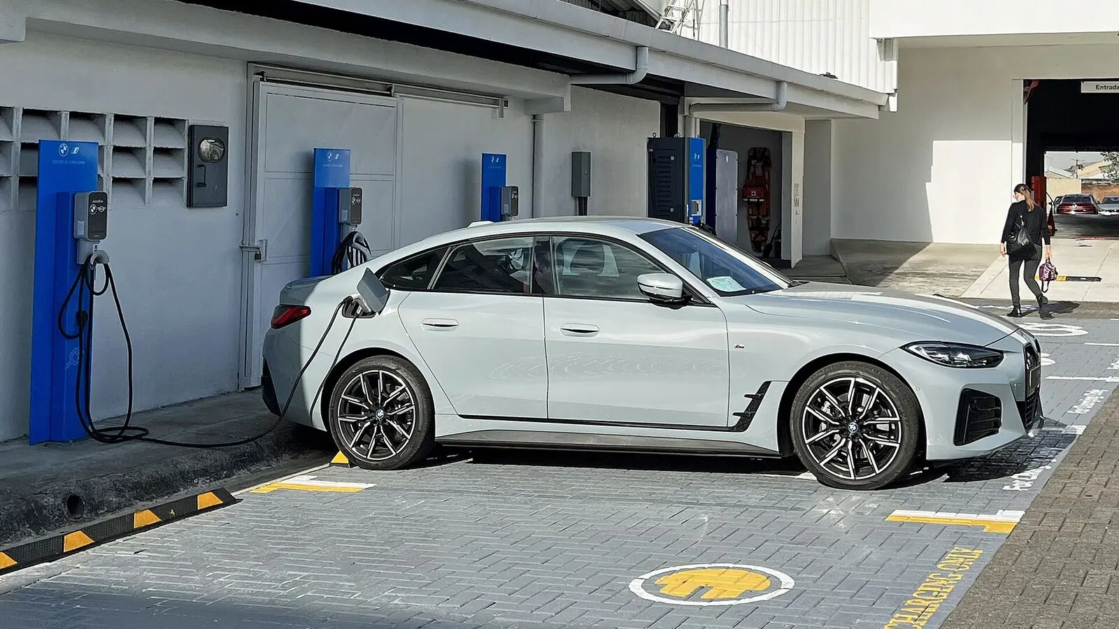 Voiture électrique réelle photographiée en extérieur pour « Mythes et Réalités sur les Voitures Électriques en Belgique : Démystification »