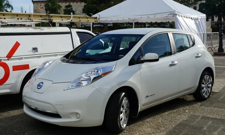 Voiture électrique réelle photographiée en extérieur pour « Mythes et réalités sur les voitures électriques en Belgique »