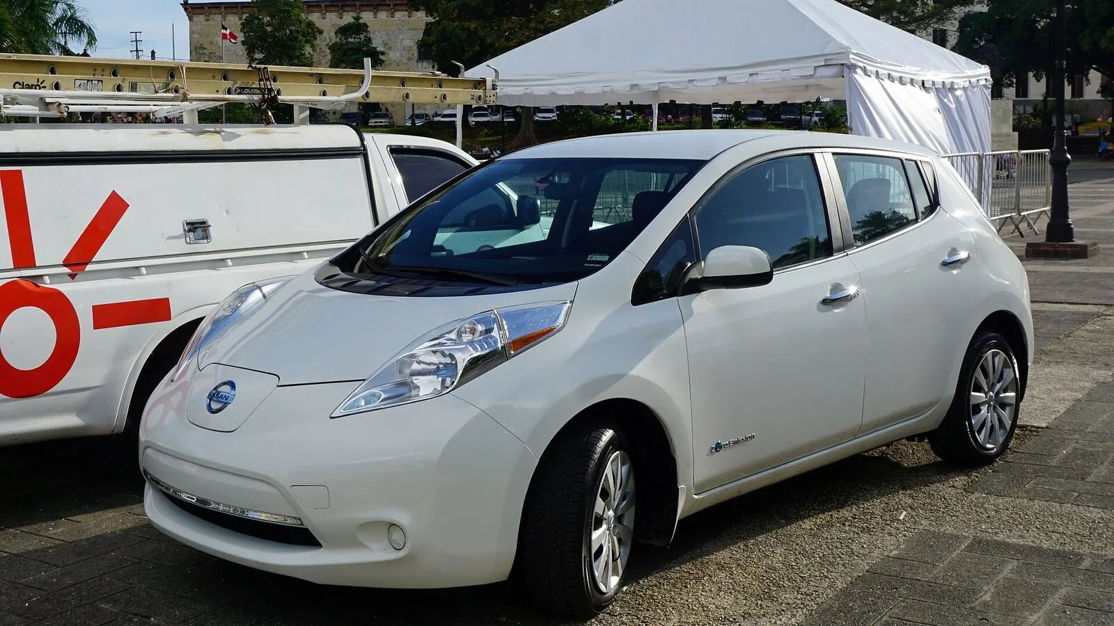 Voiture électrique réelle photographiée en extérieur pour « Mythes et réalités sur les voitures électriques en Belgique »