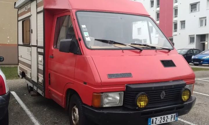 Camping-car réel photographié sur la route ou en stationnement pour « Négocier les conditions de votre crédit camping-car en Belgique »