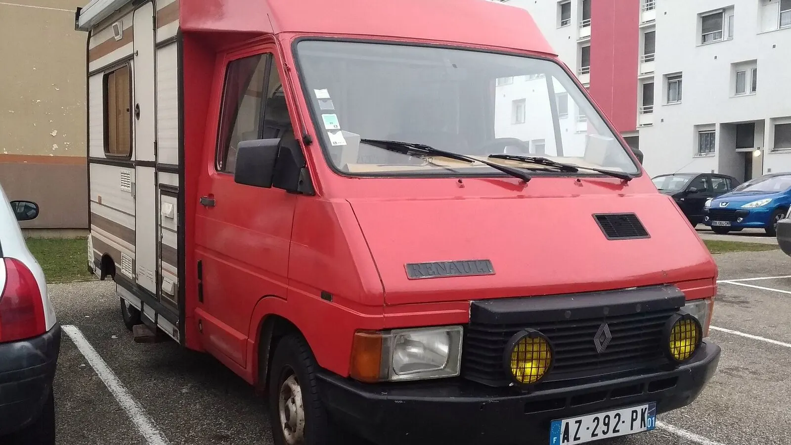 Camping-car réel photographié sur la route ou en stationnement pour « Négocier les conditions de votre crédit camping-car en Belgique »
