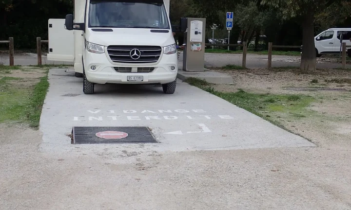 Camping-car réel photographié sur la route ou en stationnement pour « Négocier le prix d’un camping-car : Conseils pour acheteurs et vendeurs »